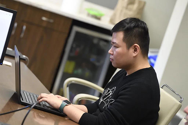 新冠疫情数据追踪：董恩盛与导师发布的线上仪表盘全球瞩目