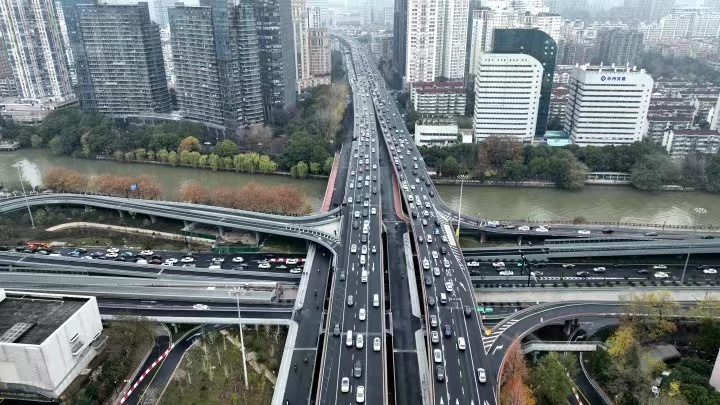 杭州暂停限行三月引热议，取消与否关乎出行与拥堵