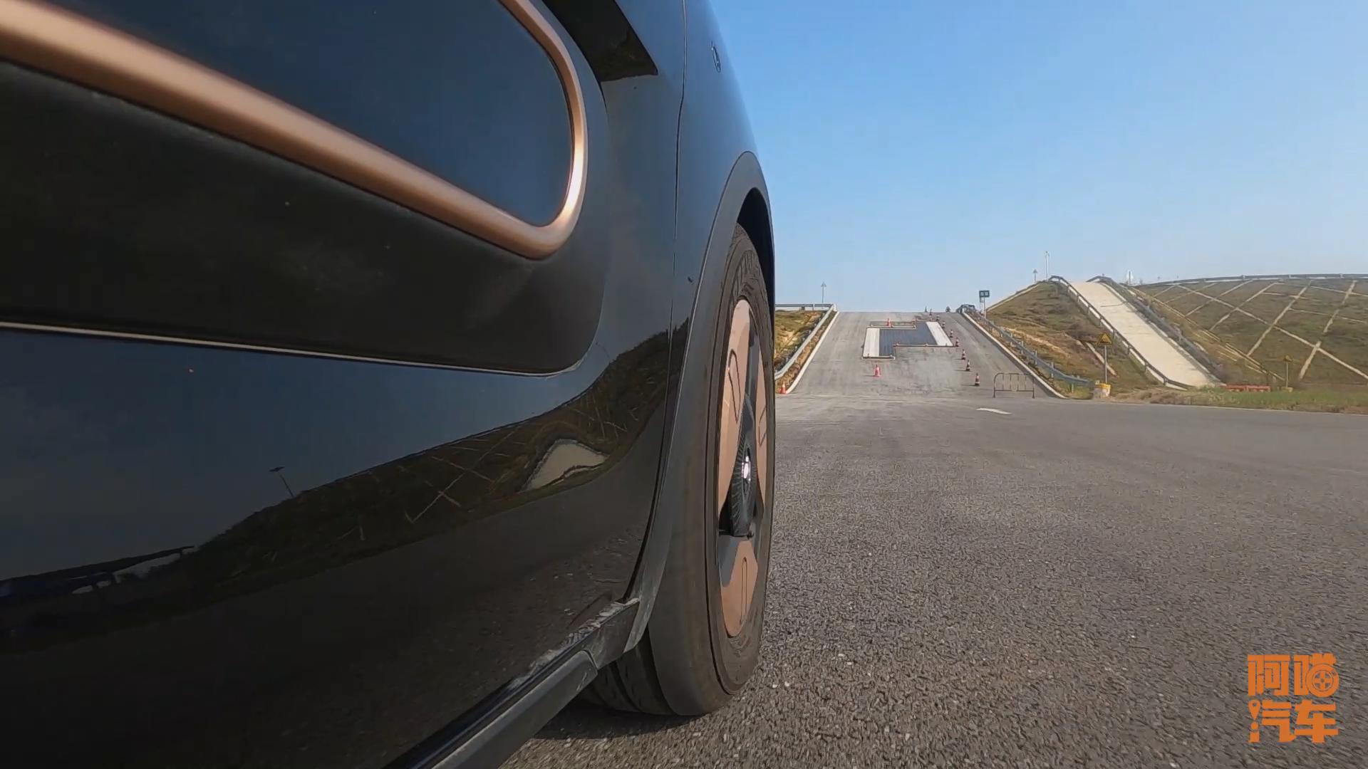 夏天高速行车怕爆胎和强光?这些注意事项快收下