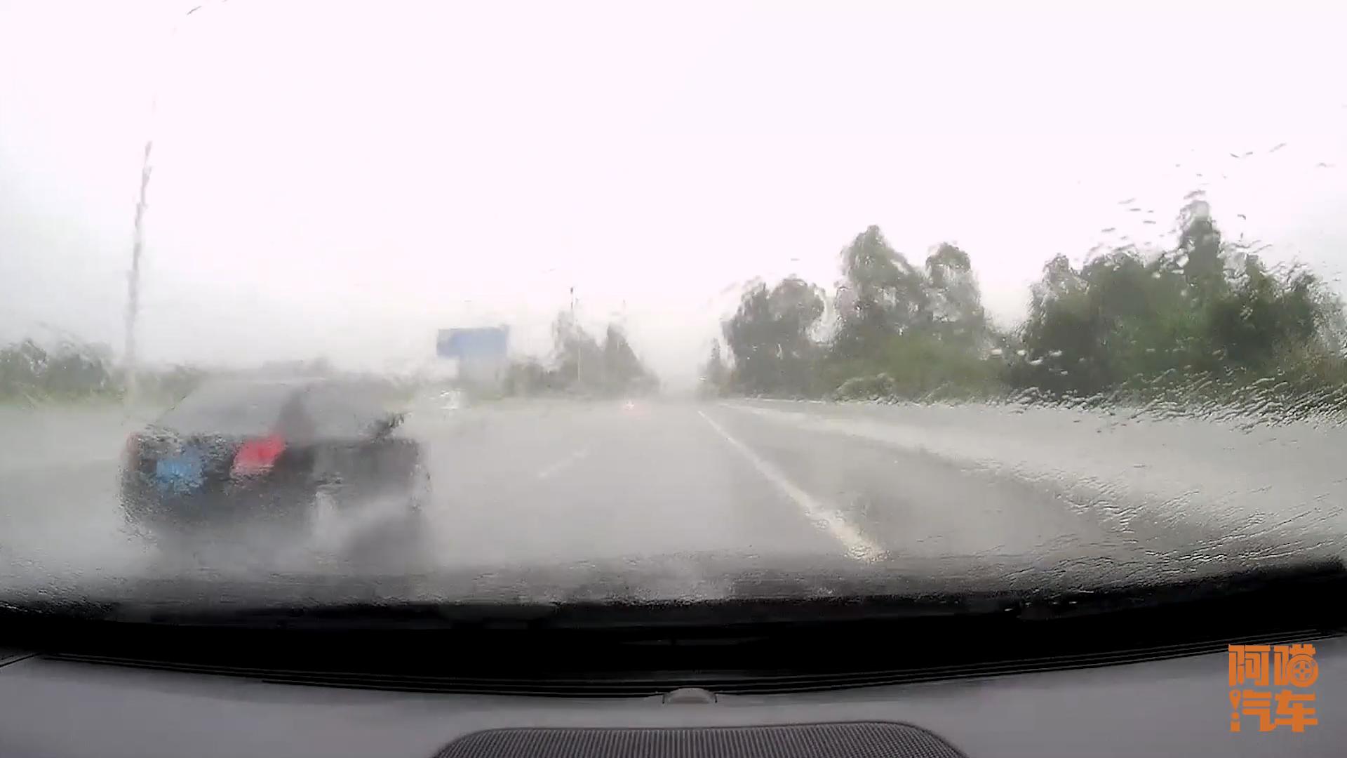 夏天高速行车怕爆胎和强光?这些注意事项快收下