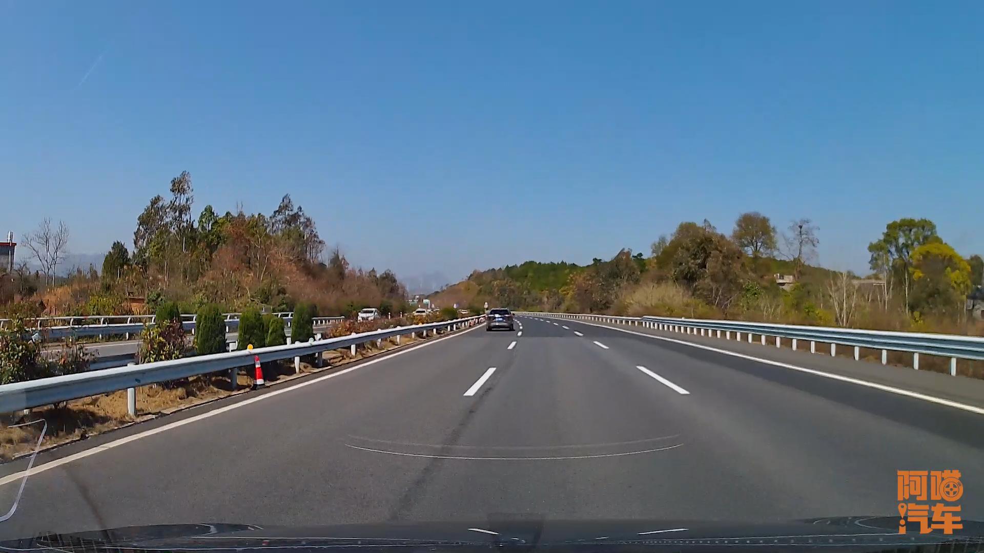 夏天高速行车怕爆胎和强光?这些注意事项快收下