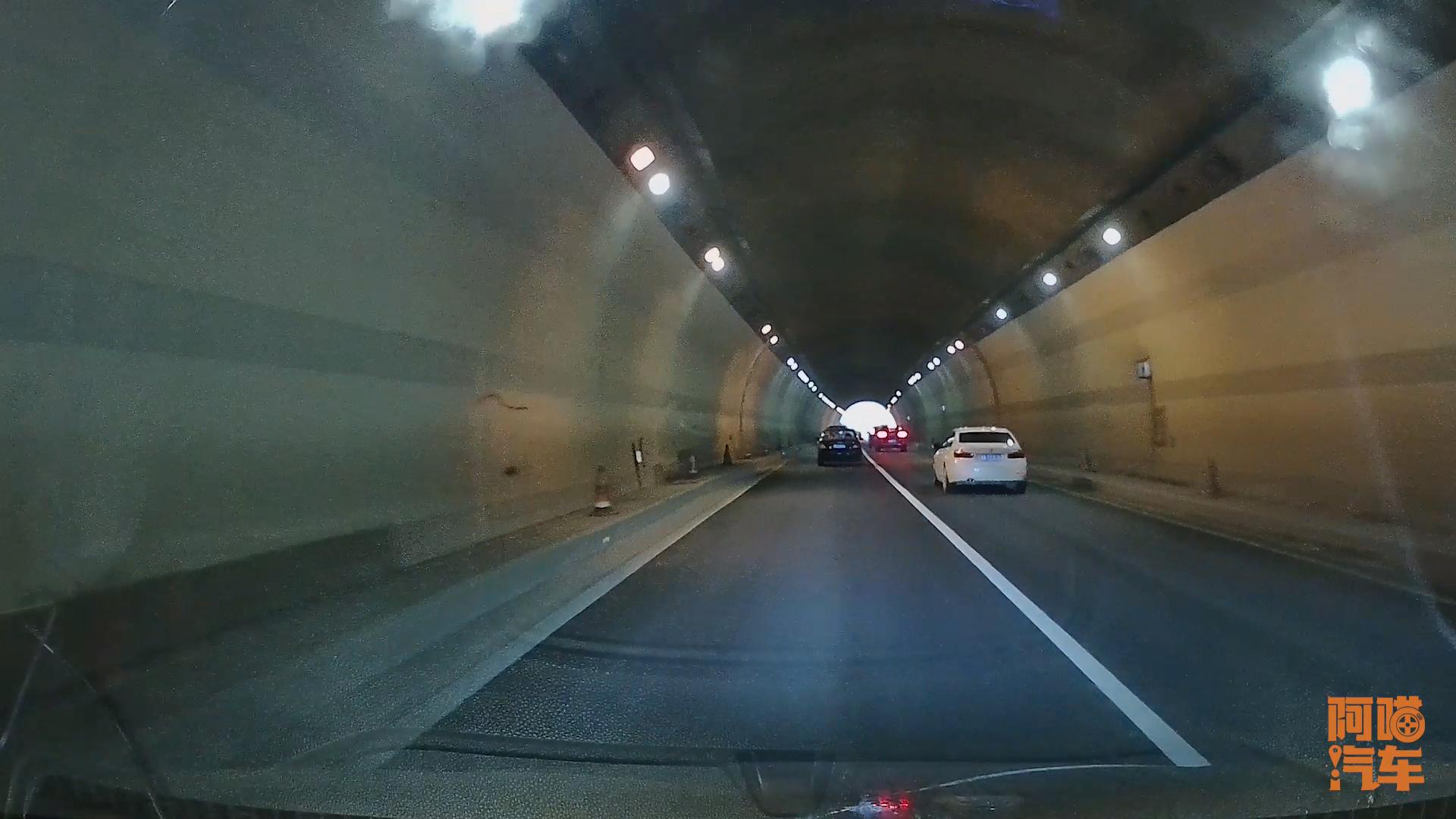 夏天高速行车怕爆胎和强光?这些注意事项快收下