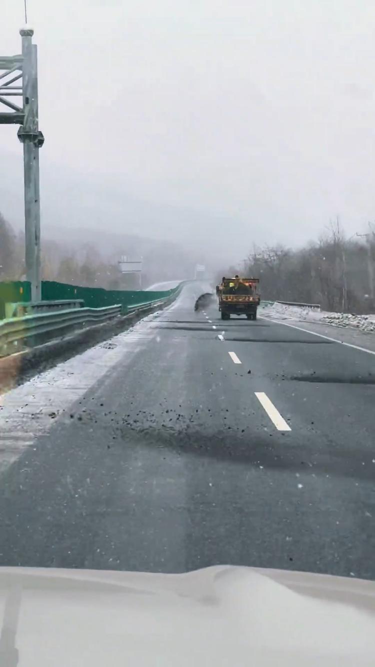哈牡高速牡丹江段降雪，养护人员抛撒炉灰保道路安全
