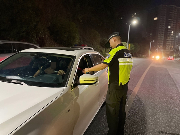 凤凰县交管大队开展专项整治,严查酒醉驾等严重交通违法