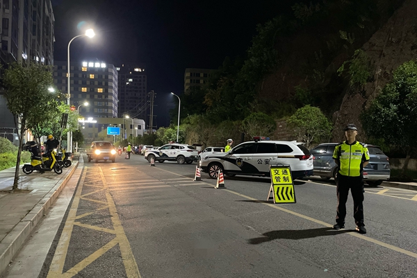 凤凰县交管大队开展专项整治,严查酒醉驾等严重交通违法