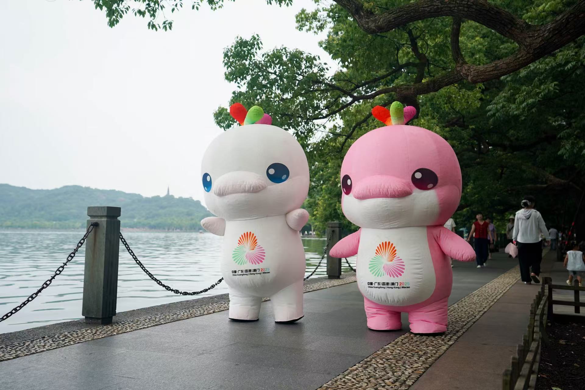 西湖边十五运会吉祥物吸睛，市民热情为赛事加油助威