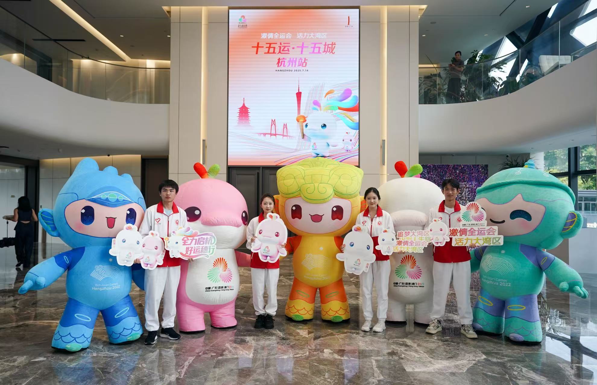 西湖边十五运会吉祥物吸睛,市民热情为赛事加油助威
