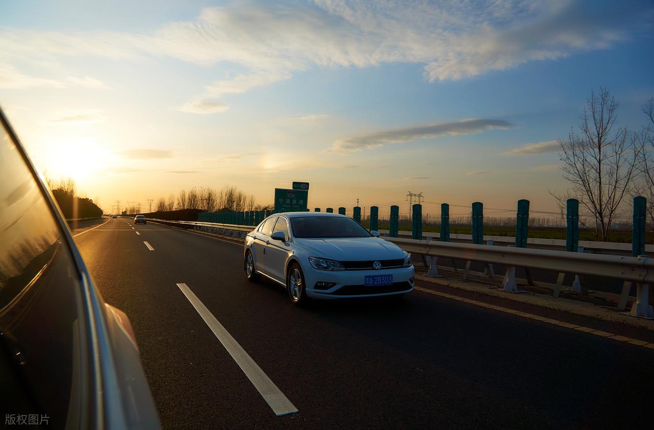 高速安全车速不是越快越好,老司机和交警给出意外答案