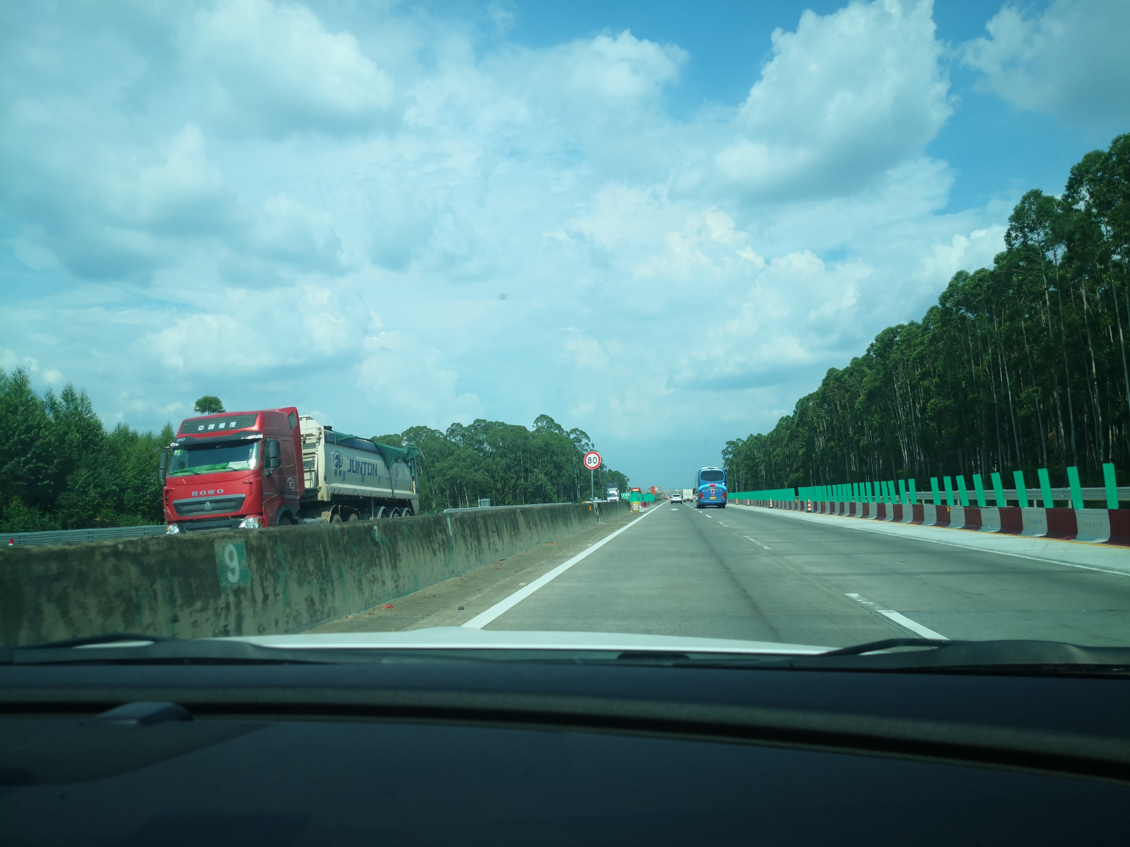 高速安全车速不是越快越好,老司机和交警给出意外答案