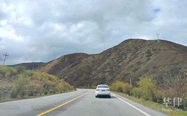 高速收费标准:家用轿车与货车的收费方式及示例