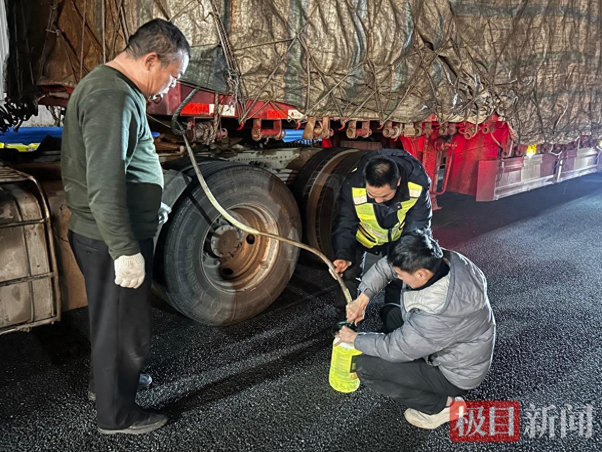 深夜货车高速趴窝收费站,工作人员紧急救援保畅通
