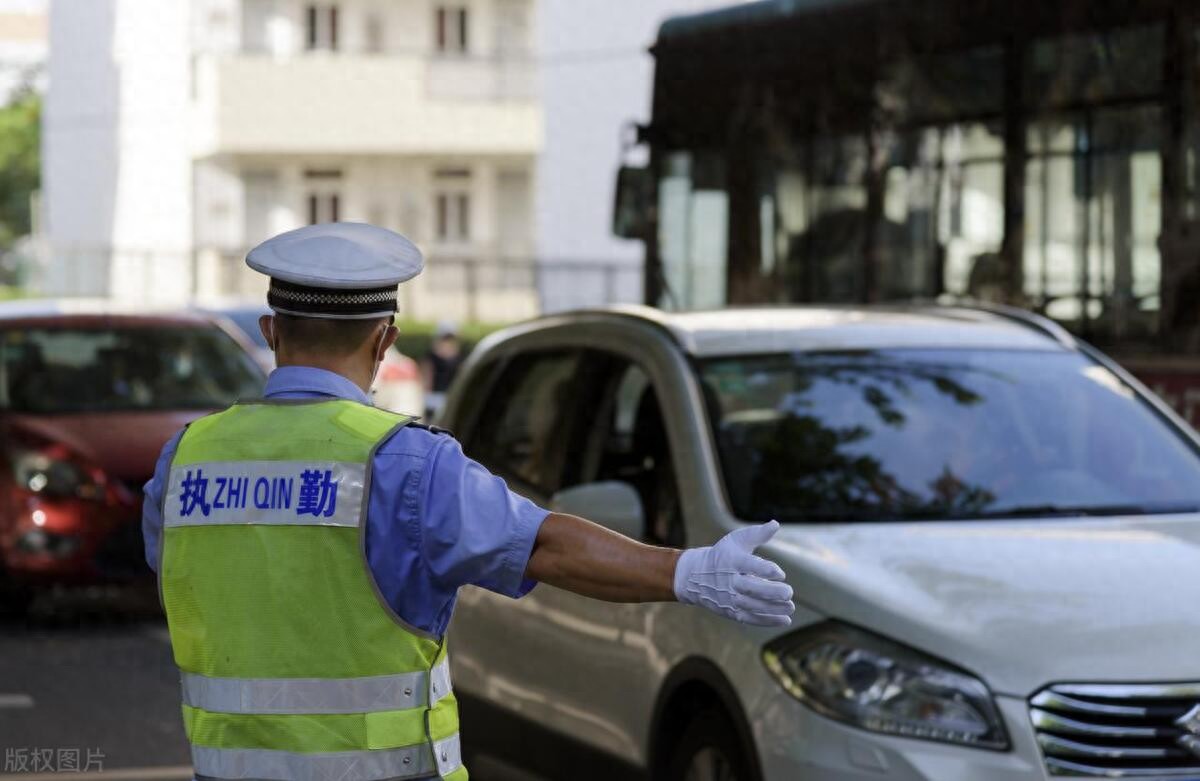 开车易违章?这3个被拍毛病别犯,避免抢红不抢绿防违章