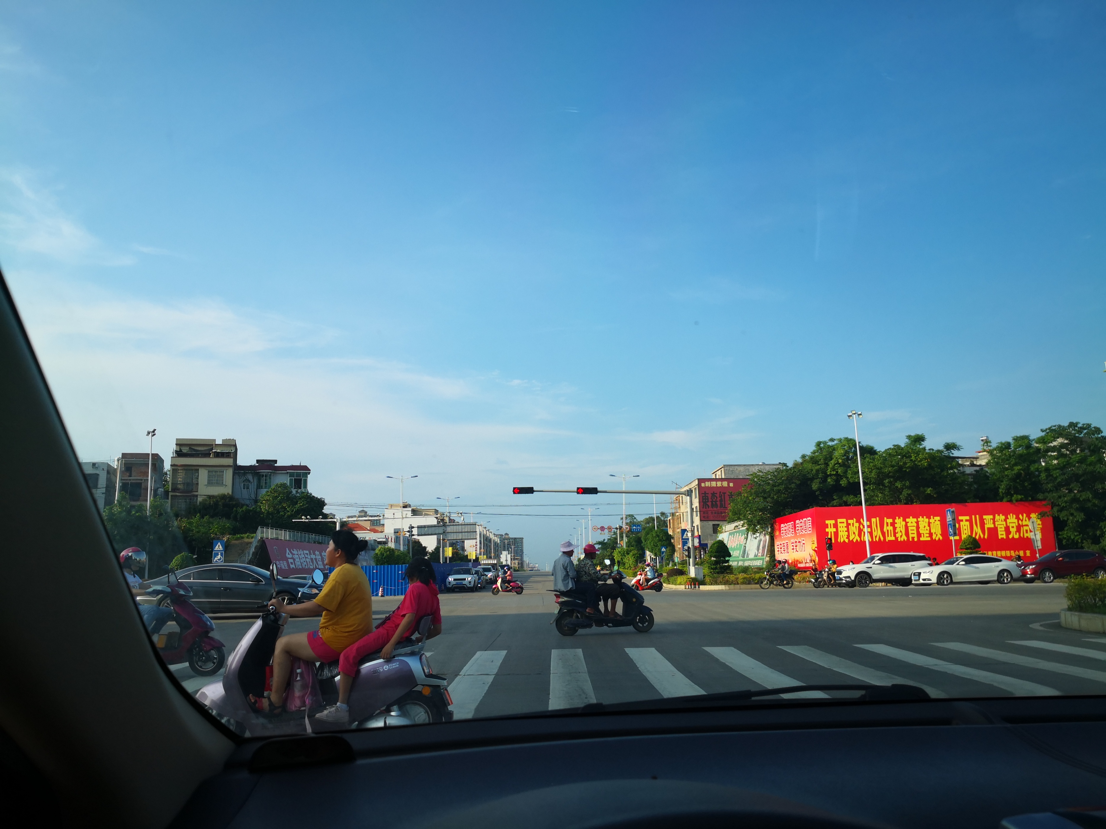 开车易违章?这3个被拍毛病别犯,避免抢红不抢绿防违章