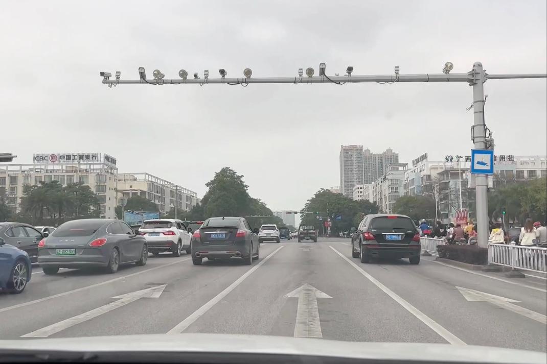 开车易违章?这3个被拍毛病别犯,避免抢红不抢绿防违章