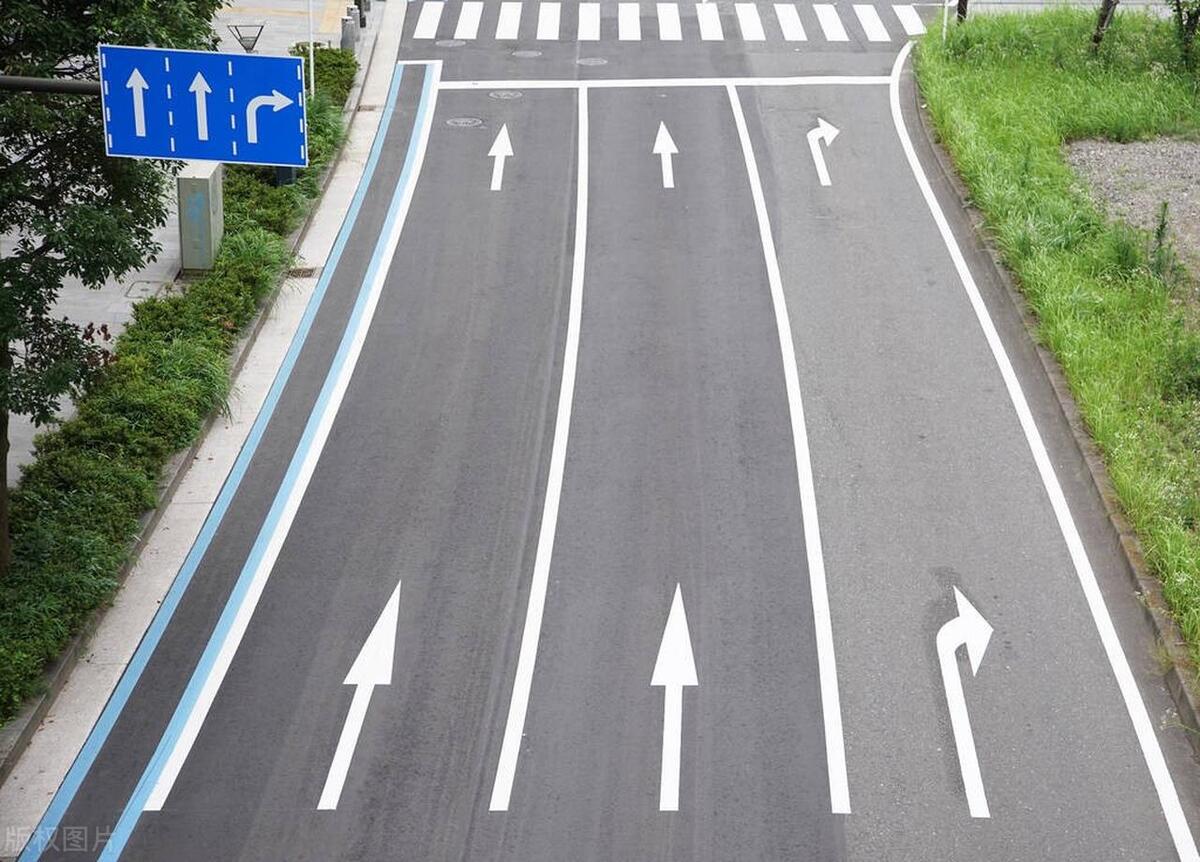 开车易违章?这3个被拍毛病别犯,避免抢红不抢绿防违章