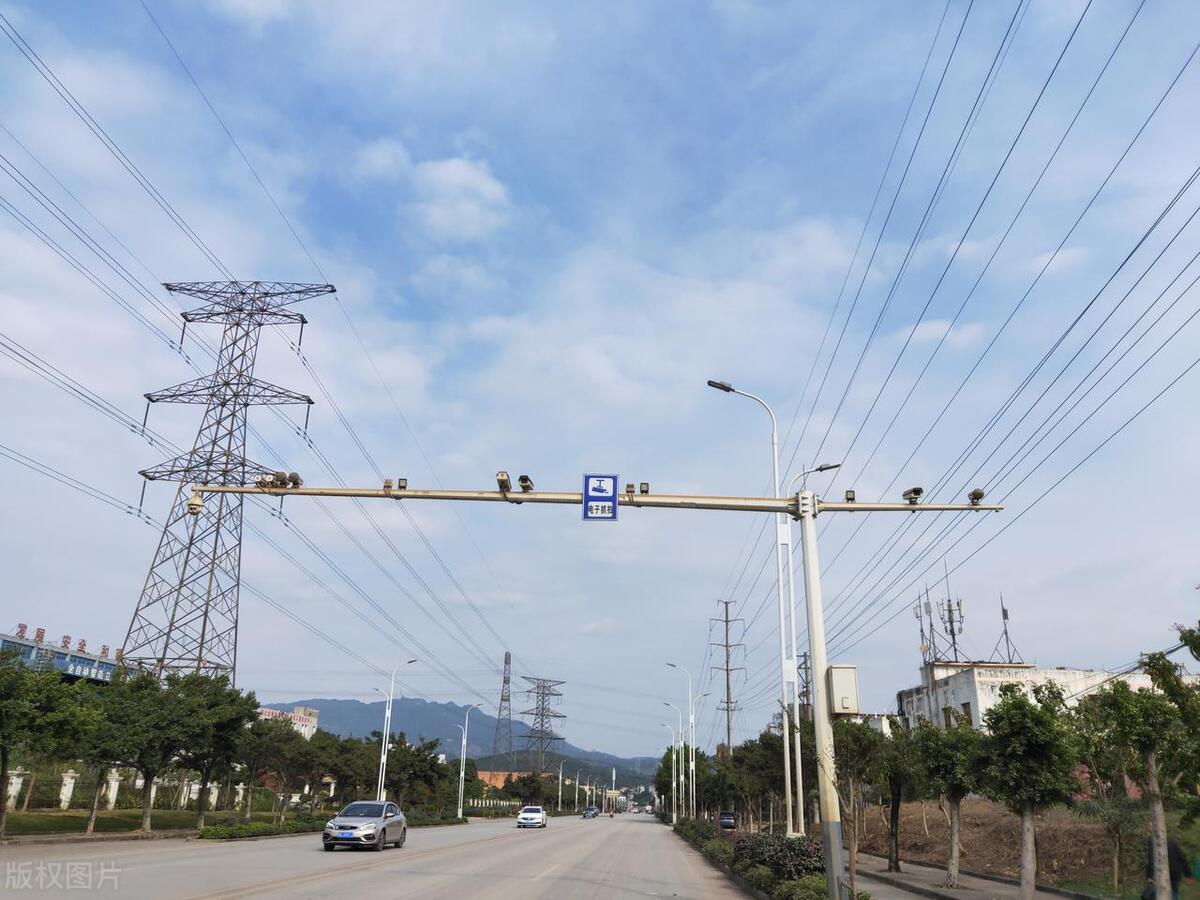 开车易违章?这3个被拍毛病别犯,避免抢红不抢绿防违章