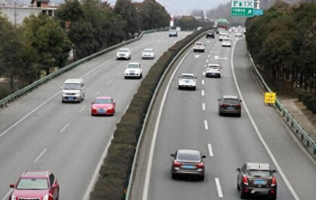 跑高速牢记逢三必进！别因赶路疲劳驾驶，最后得不偿失