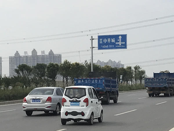 郑州交界处现大量假路牌,影响市容还误导行人车辆