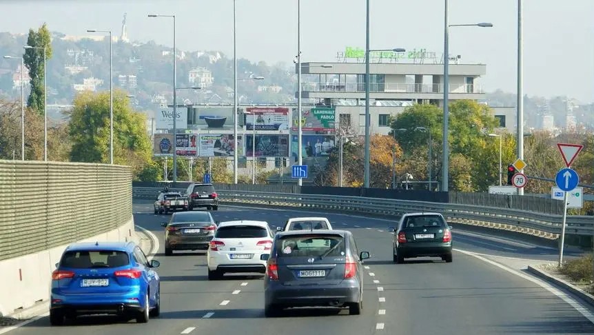 国内高速路牌大换血，中英文标识更换，司机：比以前好看