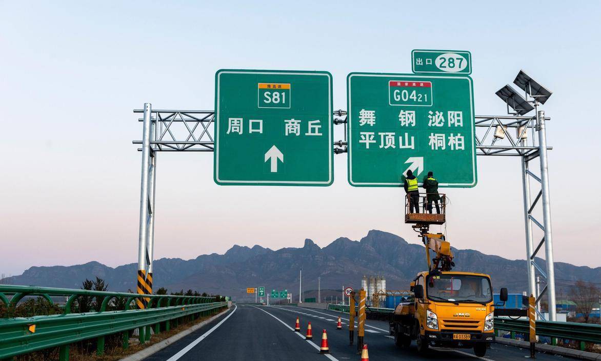 国内高速路牌大换血,中英文标识更换,司机:比以前好看