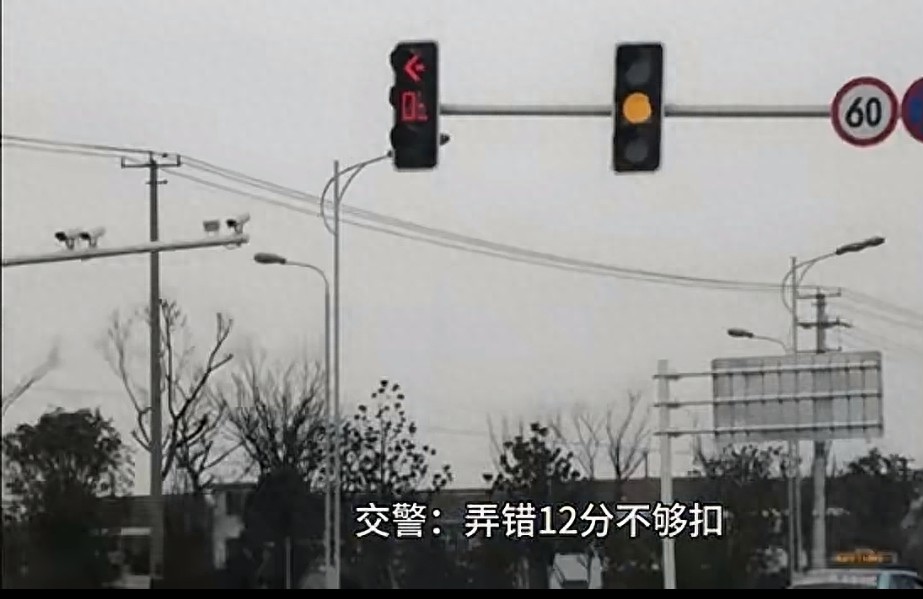 2026 闯黄灯新规真相：合法过线与故意抢行的违章警示