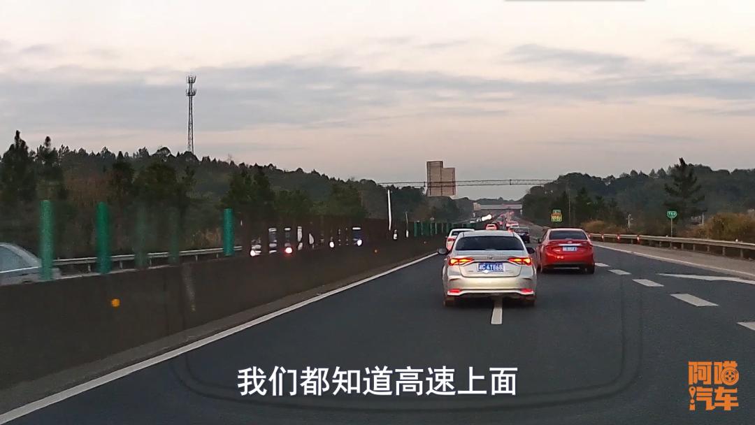 高速驾驶技巧:匝道并入主道咋操作,油门这样踩才安全