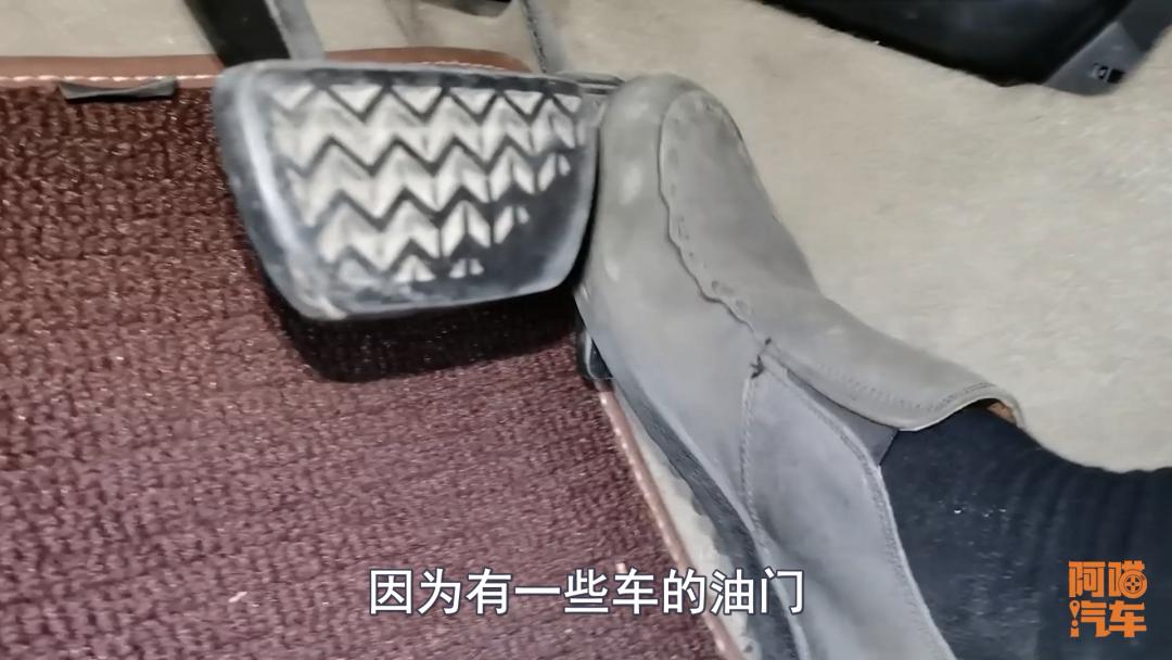 高速驾驶技巧:匝道并入主道咋操作,油门这样踩才安全