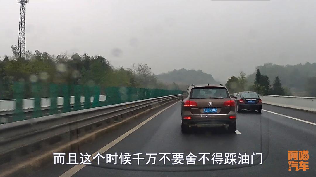 高速驾驶技巧:匝道并入主道咋操作,油门这样踩才安全