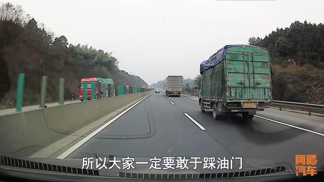 高速驾驶技巧:匝道并入主道咋操作,油门这样踩才安全