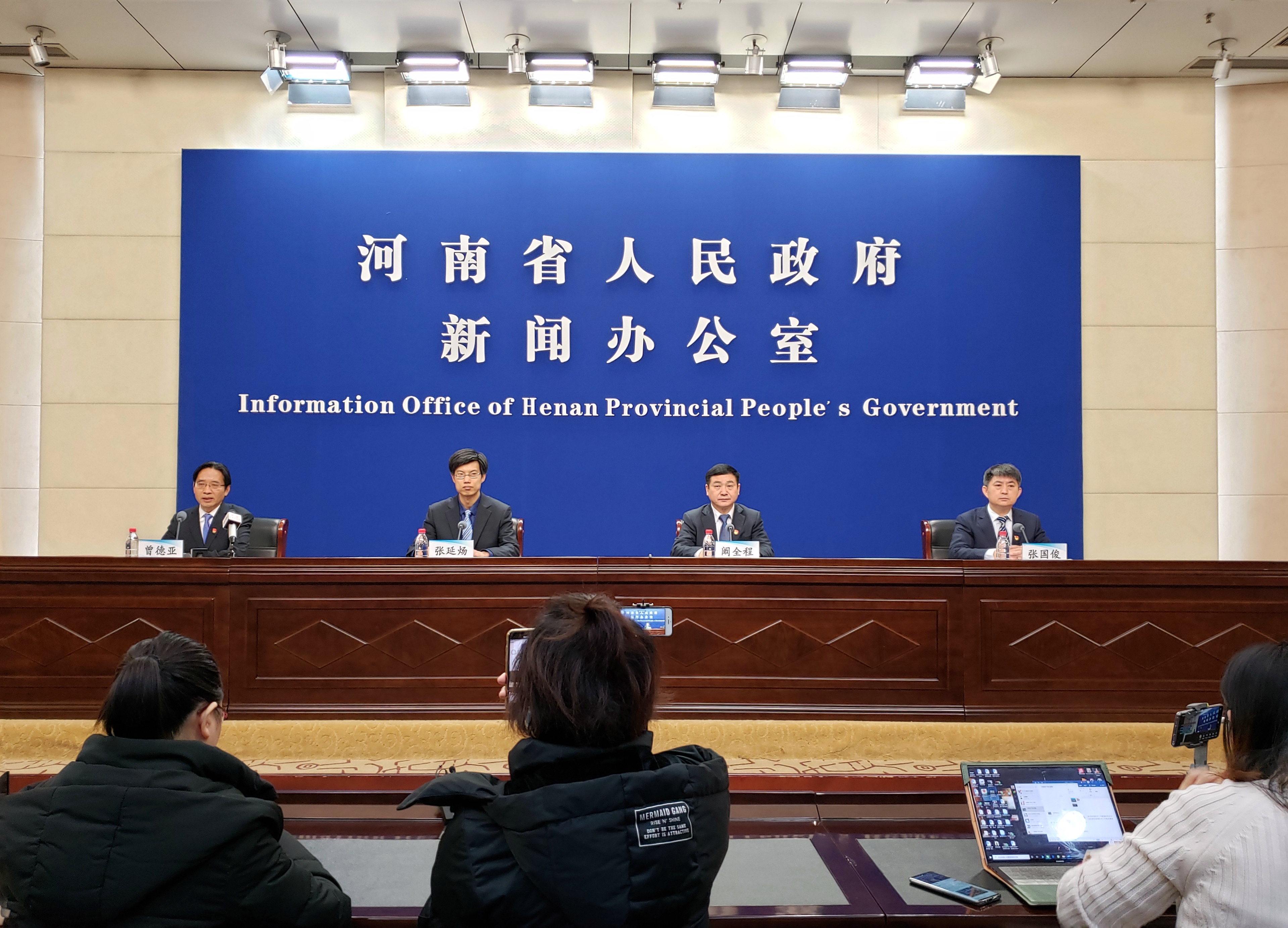 河南举行疫情防控新闻发布会，通报肺炎确诊及疑似病例情况