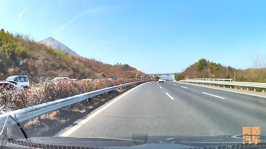 高速跑到100算龟速吗？超你车原因及顶着限速跑的探讨