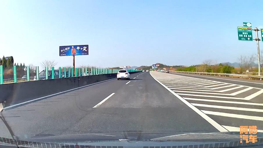 高速跑到100算龟速吗?超你车原因及顶着限速跑的探讨