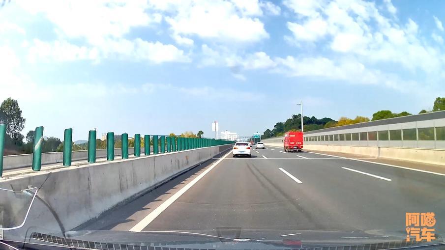 高速跑到100算龟速吗?超你车原因及顶着限速跑的探讨