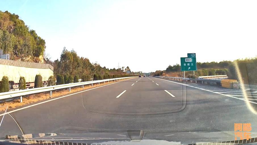 高速跑到100算龟速吗?超你车原因及顶着限速跑的探讨