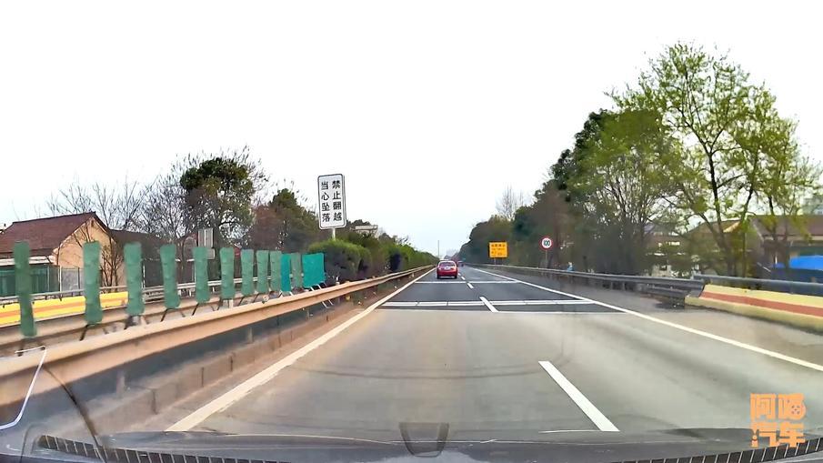 高速跑到100算龟速吗?超你车原因及顶着限速跑的探讨