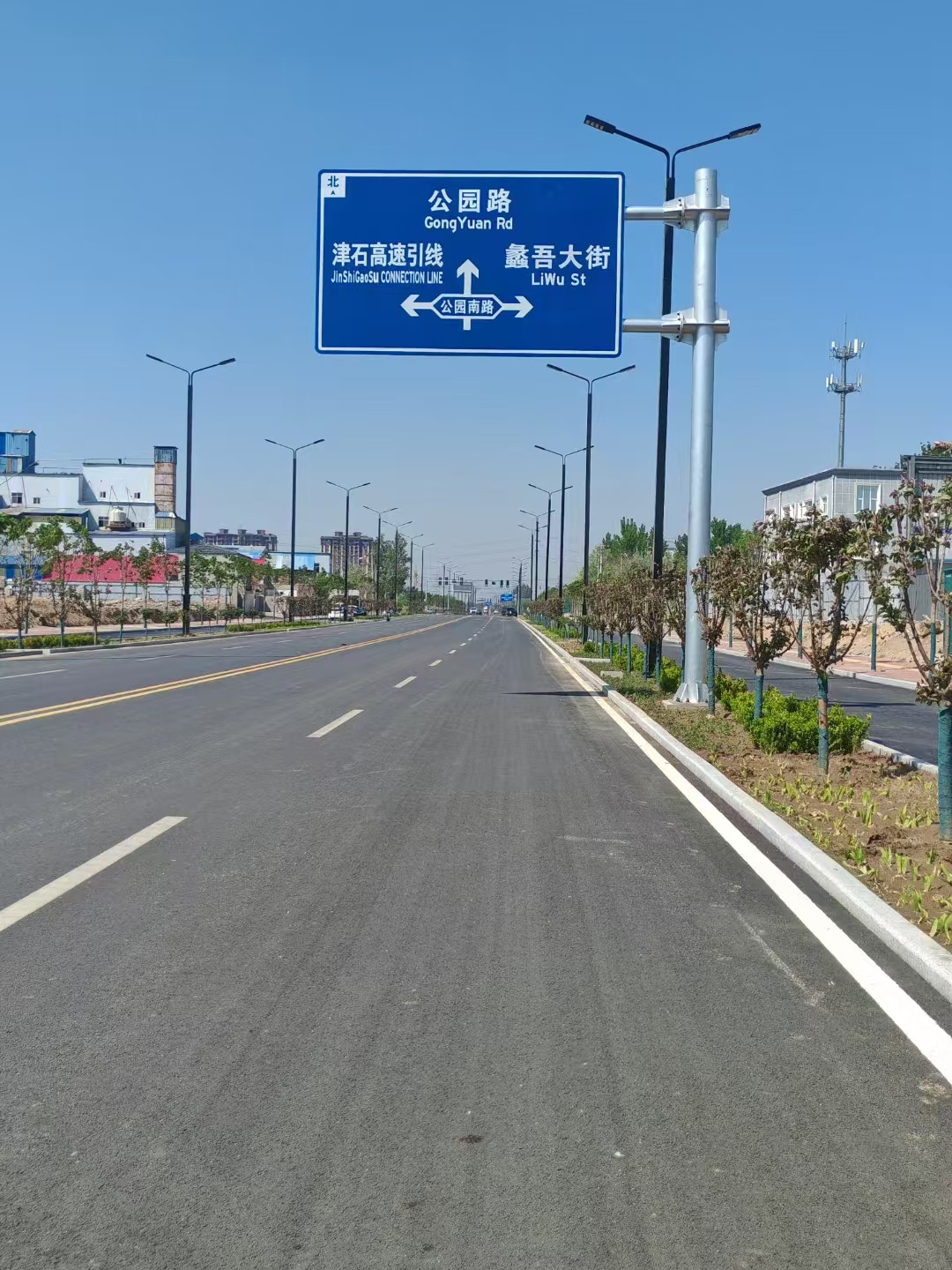 高速道路交通标志杆作用大！悬臂F型杆与立柱优势尽显