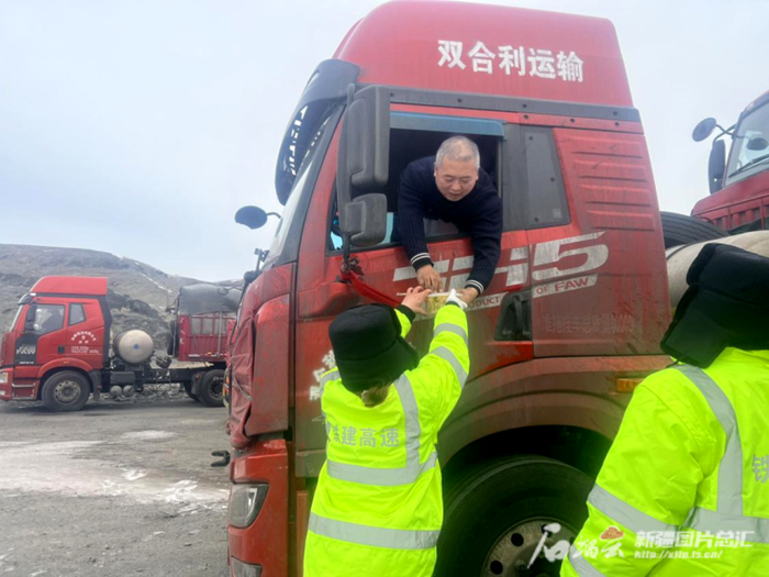 G7京新高速风吹雪致车辆被困，多方全力救援保畅服务司乘