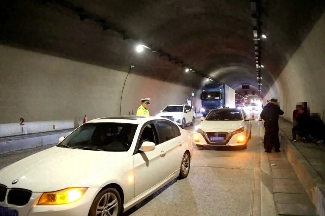 春运高峰一人一车两遇高速事故，安全驾驶警钟敲响