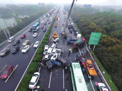 沪蓉高速多车相撞致 3 死，雨天路滑货车引发事故救援情况