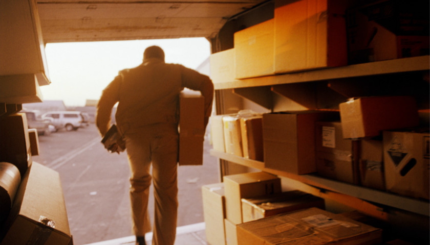 春节前夕快递大多停运，仅顺丰等少数公司仍在坚持