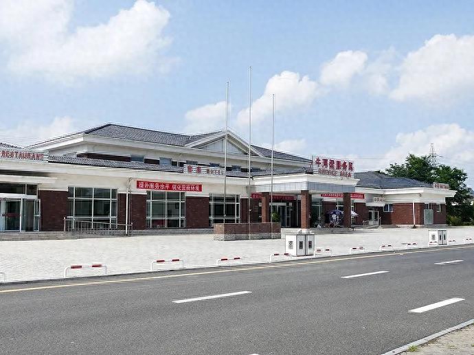 节假日高速服务区为何不让大货车进？背后利益黑幕曝光