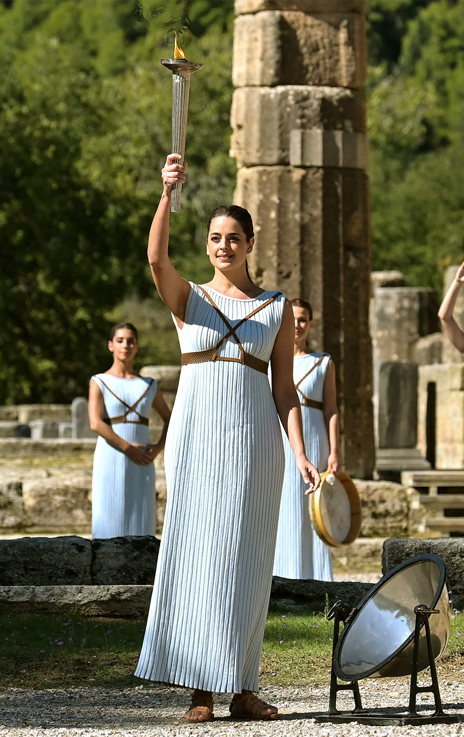 北京冬奥会火种采集仪式举行， 最高女祭司凹面镜点燃火种