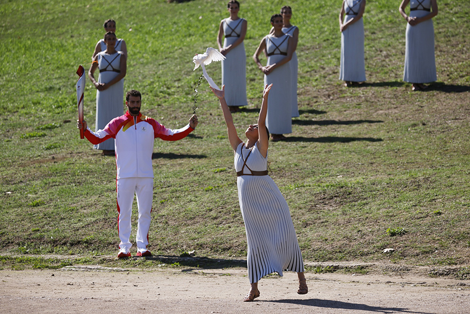 北京冬奥会火种采集仪式举行, 最高女祭司凹面镜点燃火种