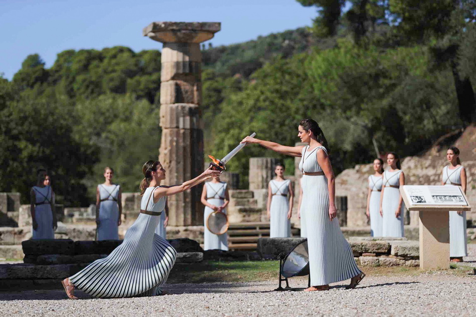 北京冬奥会火种采集仪式举行, 最高女祭司凹面镜点燃火种