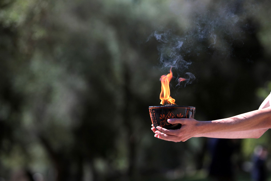 北京冬奥会火种采集仪式举行, 最高女祭司凹面镜点燃火种