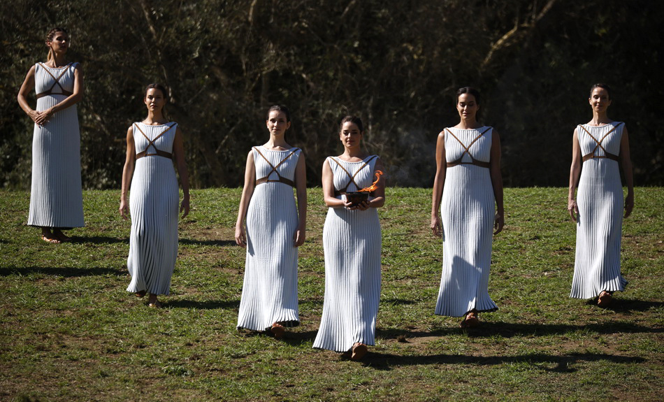 北京冬奥会火种采集仪式举行, 最高女祭司凹面镜点燃火种