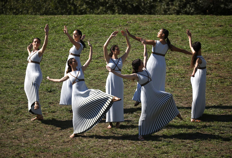 北京冬奥会火种采集仪式举行, 最高女祭司凹面镜点燃火种