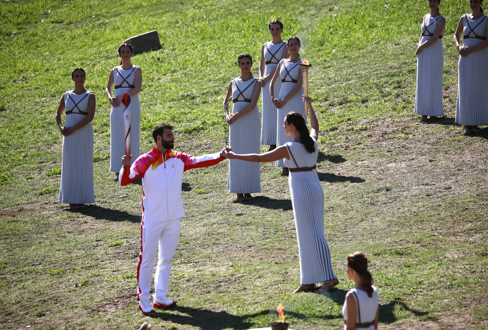北京冬奥会火种采集仪式举行, 最高女祭司凹面镜点燃火种