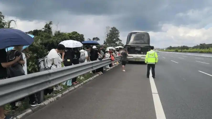 高速行驶遇冰雪路面咋应对?牢记降速控距等要点