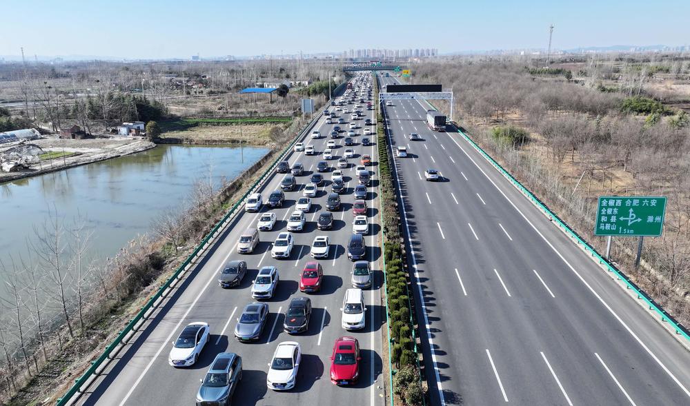 春运自驾大军增多，高速服务区餐饮及停车充电情况受关注